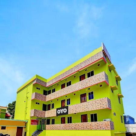 Oyo Flagship 81058 Royal Regalia Hotel บูบันเนสชวาร์ ภายนอก รูปภาพ