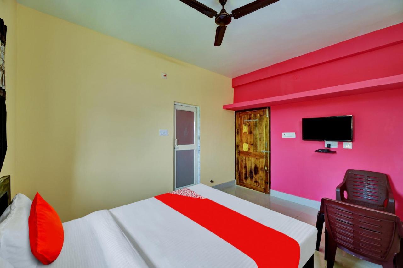Oyo Flagship 81058 Royal Regalia Hotel บูบันเนสชวาร์ ภายนอก รูปภาพ