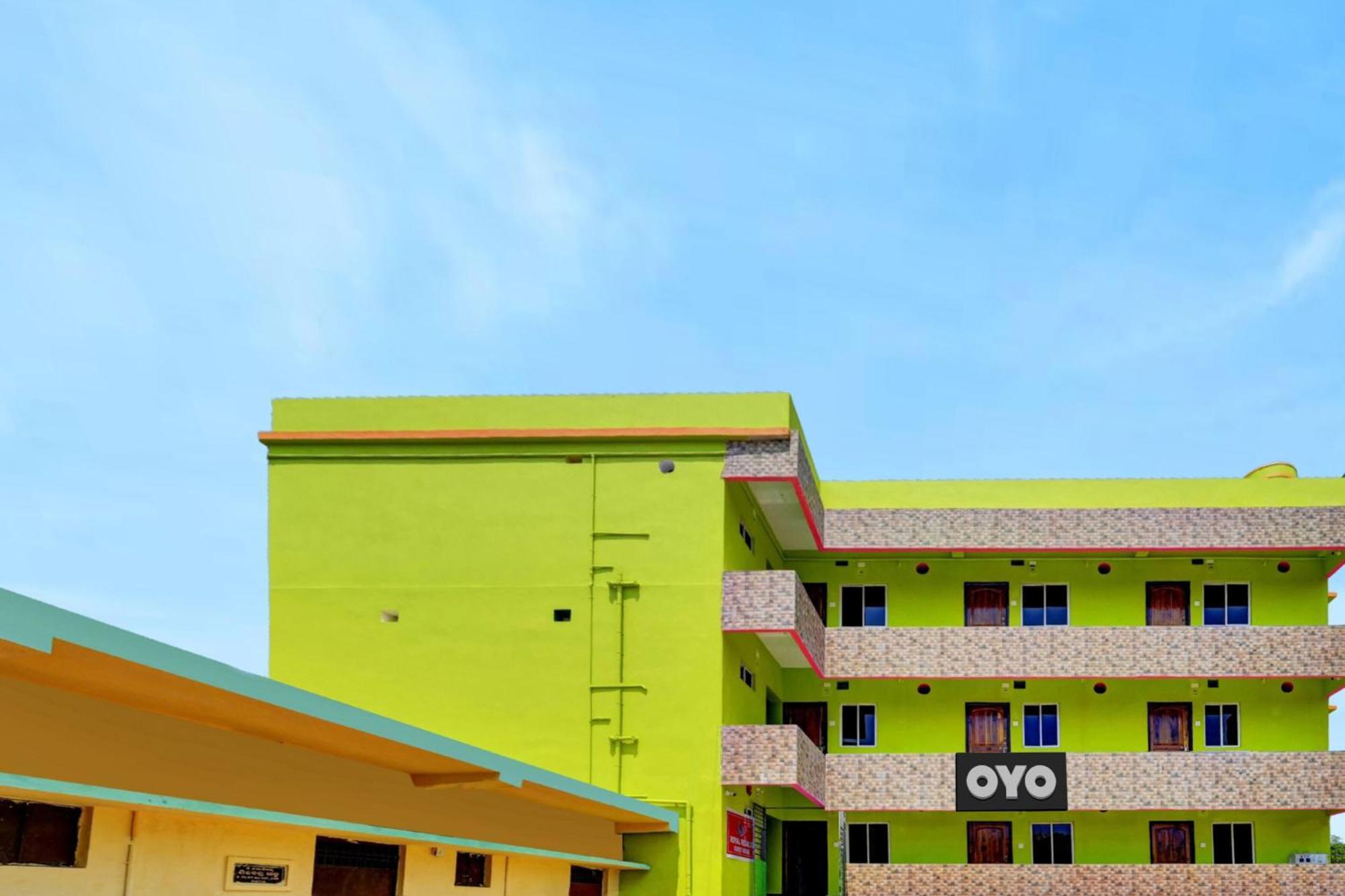 Oyo Flagship 81058 Royal Regalia Hotel บูบันเนสชวาร์ ภายนอก รูปภาพ