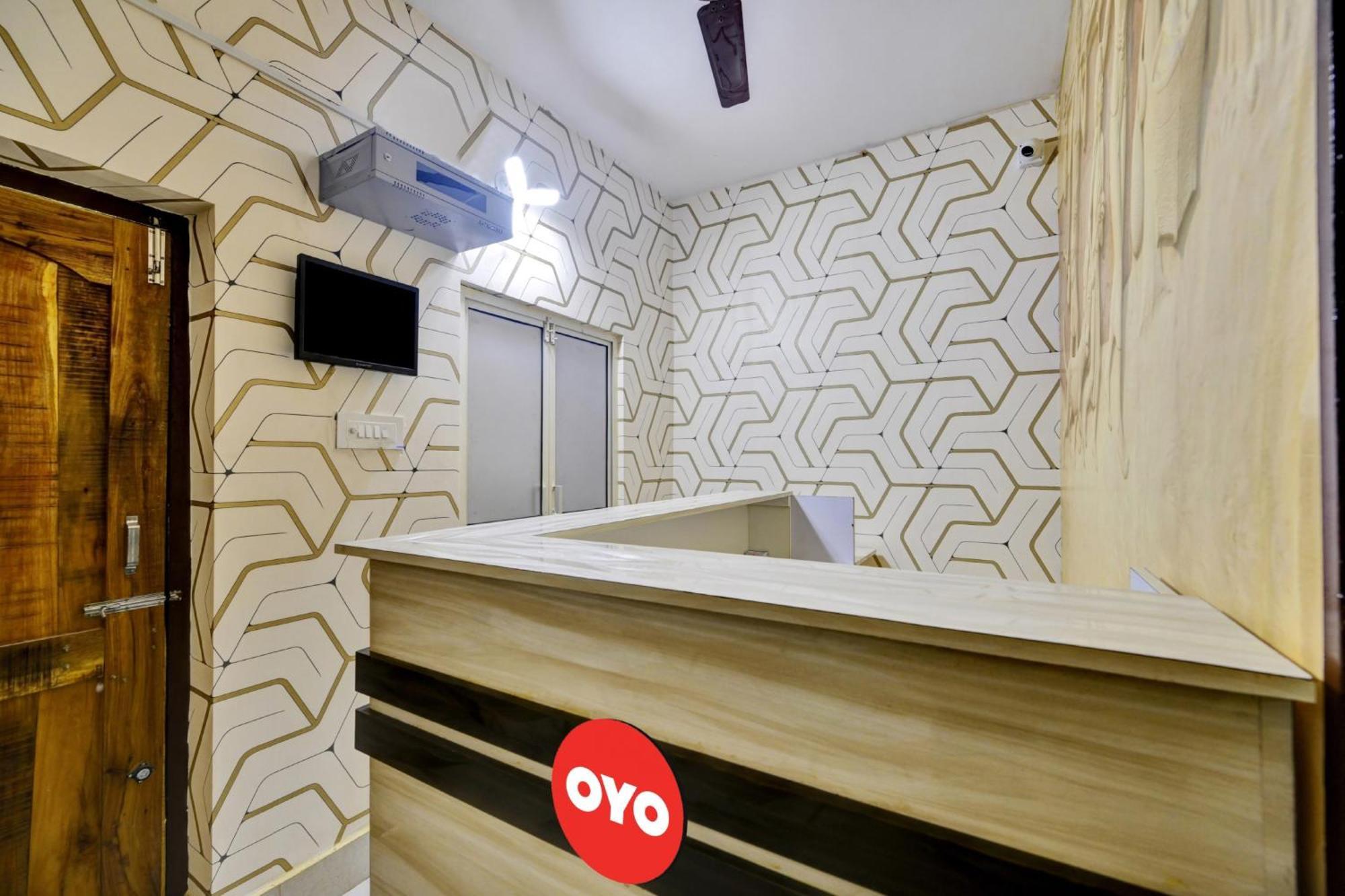 Oyo Flagship 81058 Royal Regalia Hotel บูบันเนสชวาร์ ภายนอก รูปภาพ
