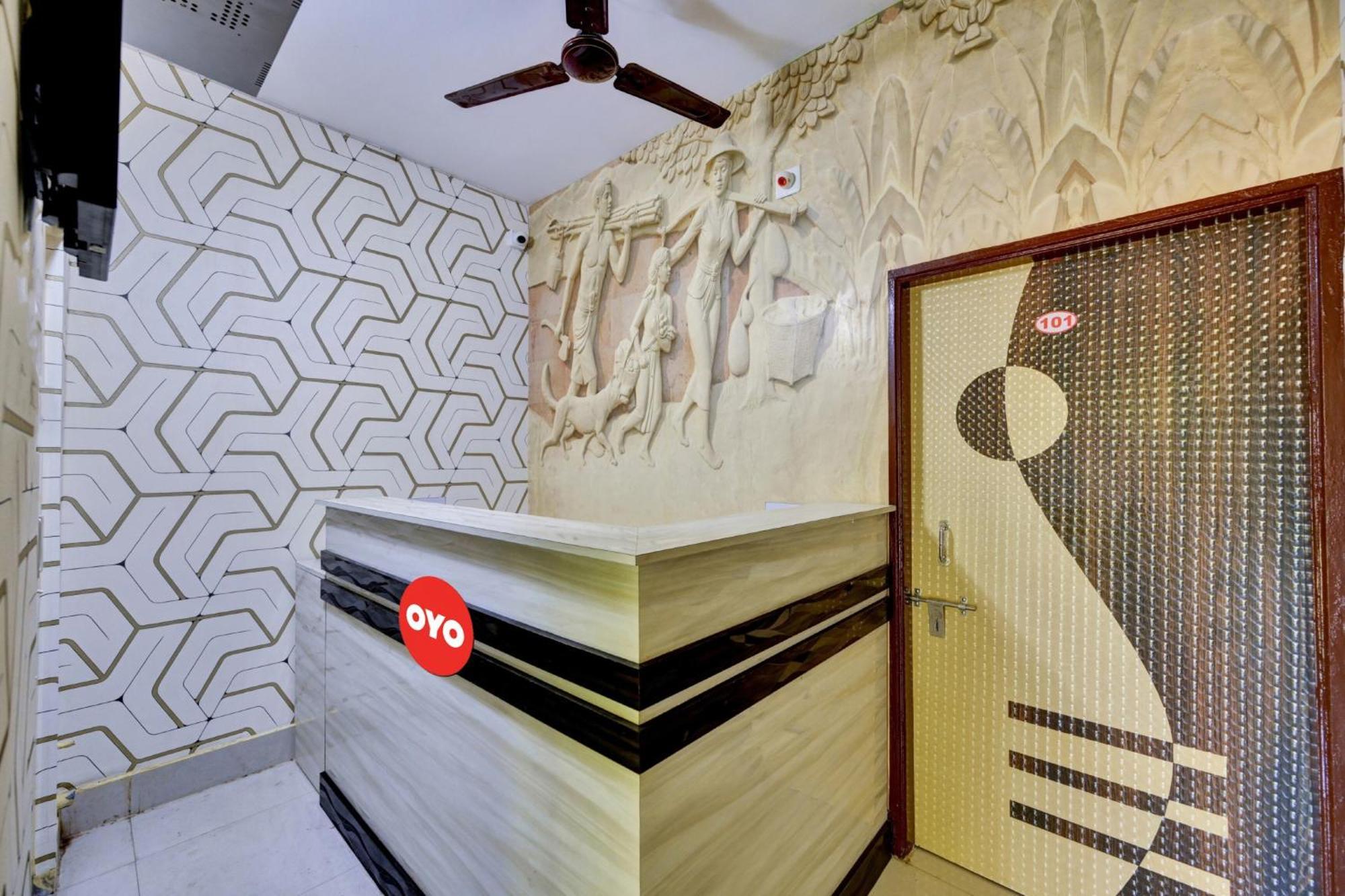 Oyo Flagship 81058 Royal Regalia Hotel บูบันเนสชวาร์ ภายนอก รูปภาพ