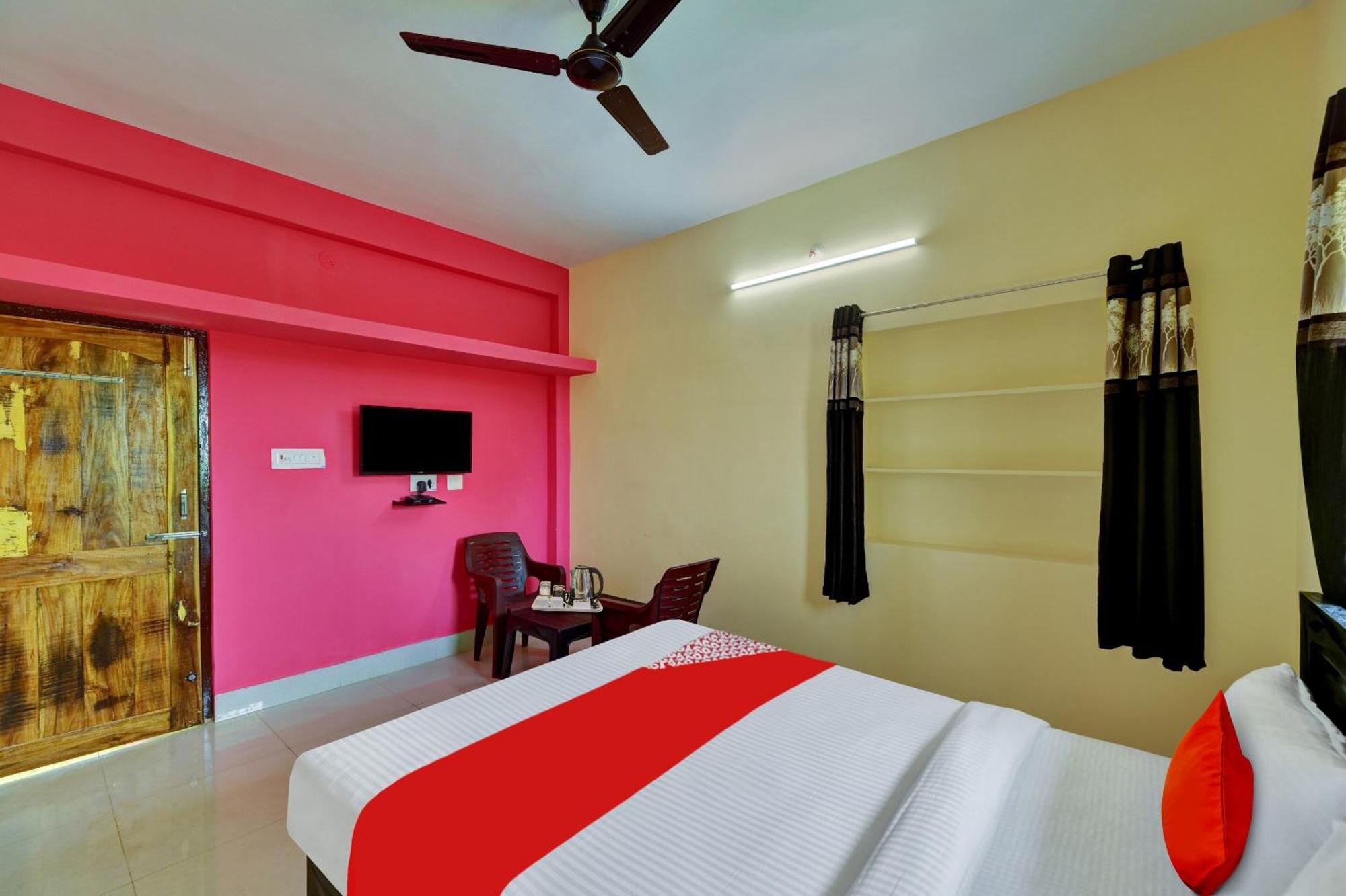 Oyo Flagship 81058 Royal Regalia Hotel บูบันเนสชวาร์ ภายนอก รูปภาพ
