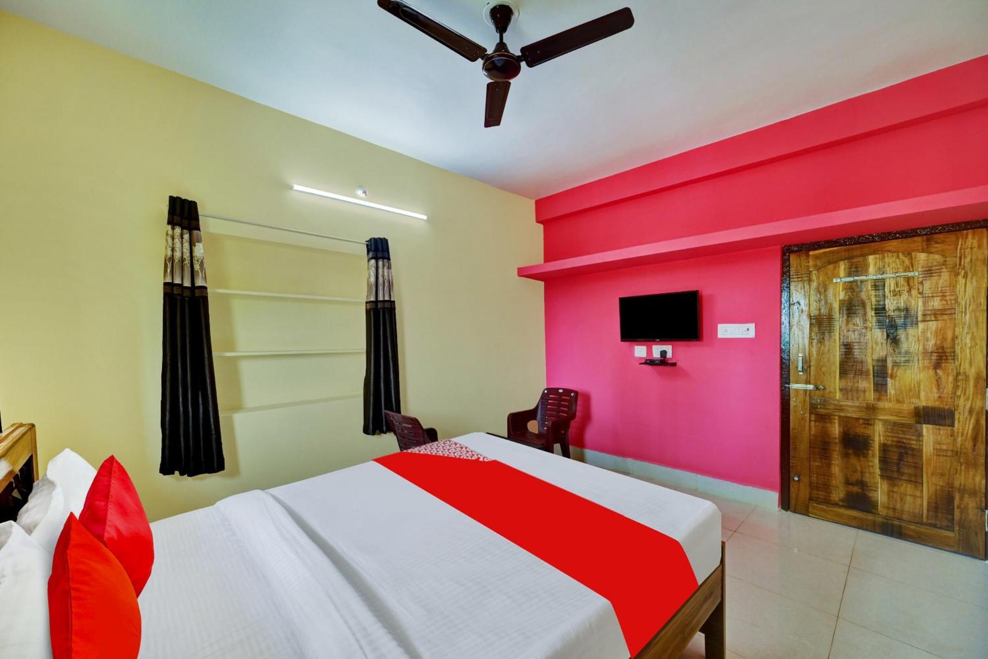 Oyo Flagship 81058 Royal Regalia Hotel บูบันเนสชวาร์ ภายนอก รูปภาพ