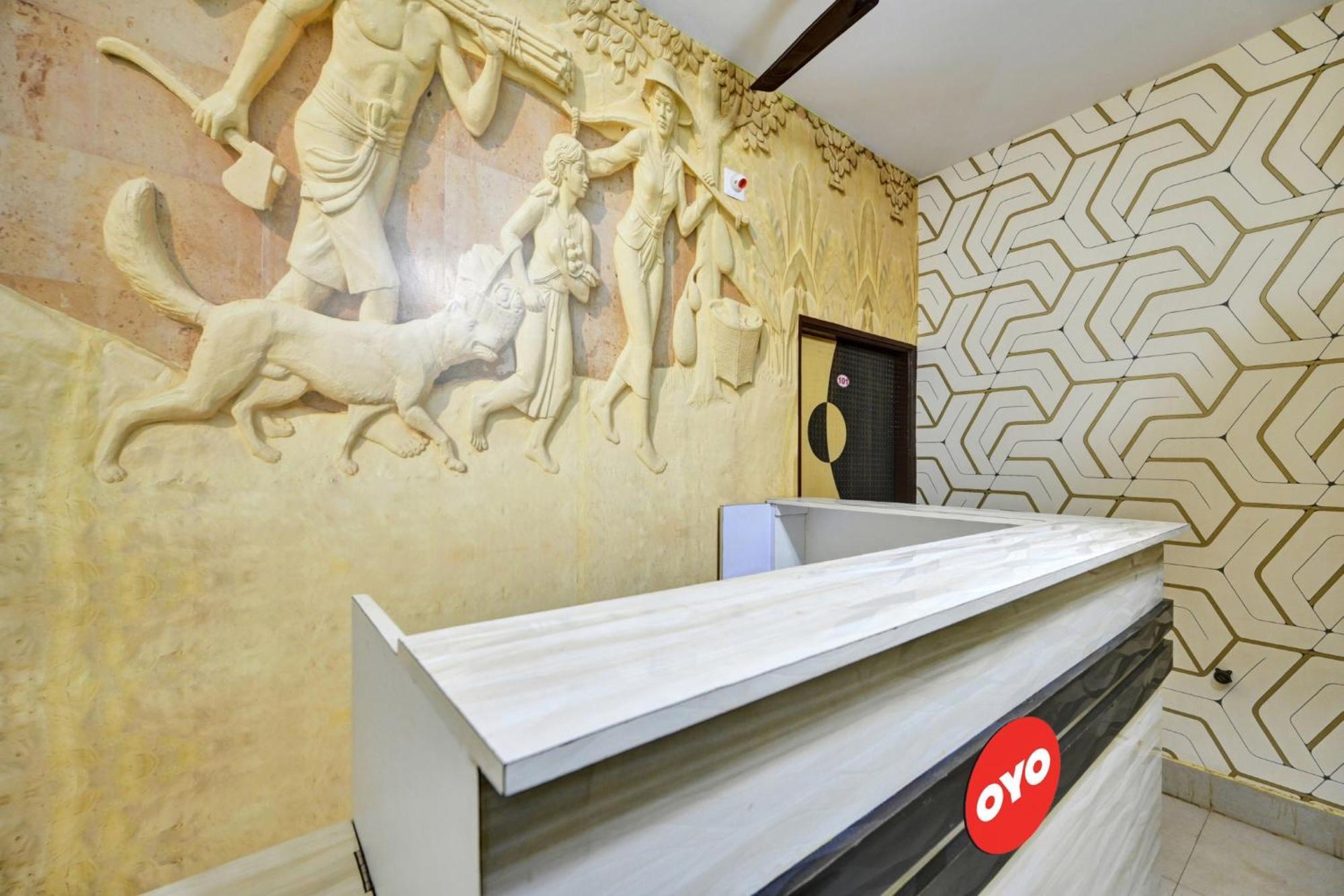 Oyo Flagship 81058 Royal Regalia Hotel บูบันเนสชวาร์ ภายนอก รูปภาพ